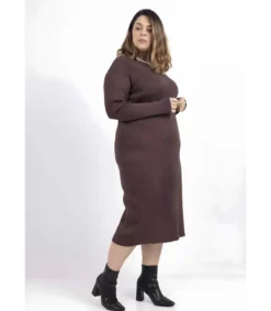 AmyClo ruskea neulemekko strassikauluksella (plus size)