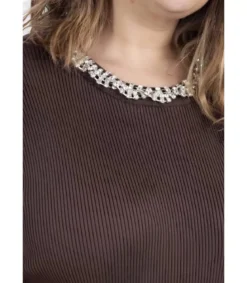 AmyClo ruskea neulemekko strassikauluksella (plus size)