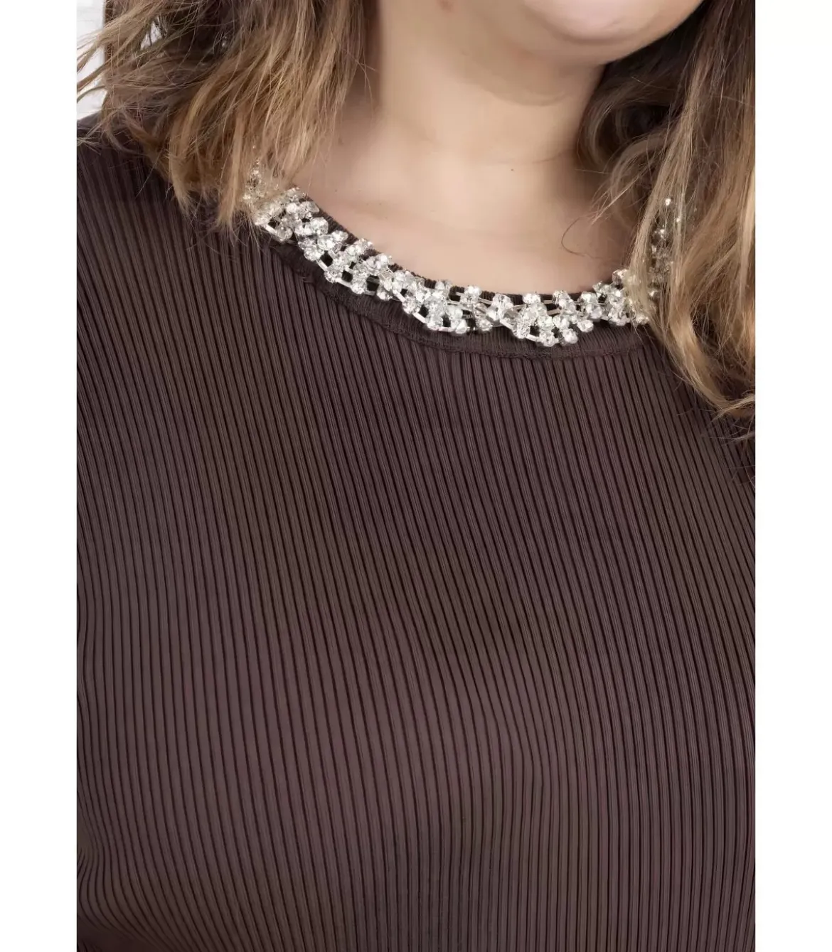 AmyClo ruskea neulemekko strassikauluksella (plus size)