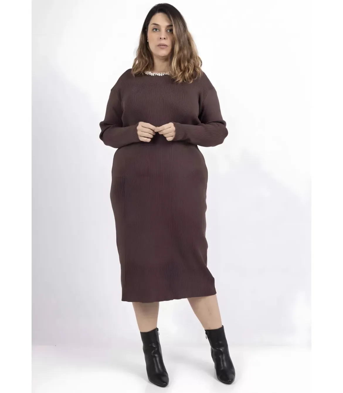 AmyClo ruskea neulemekko strassikauluksella (plus size)