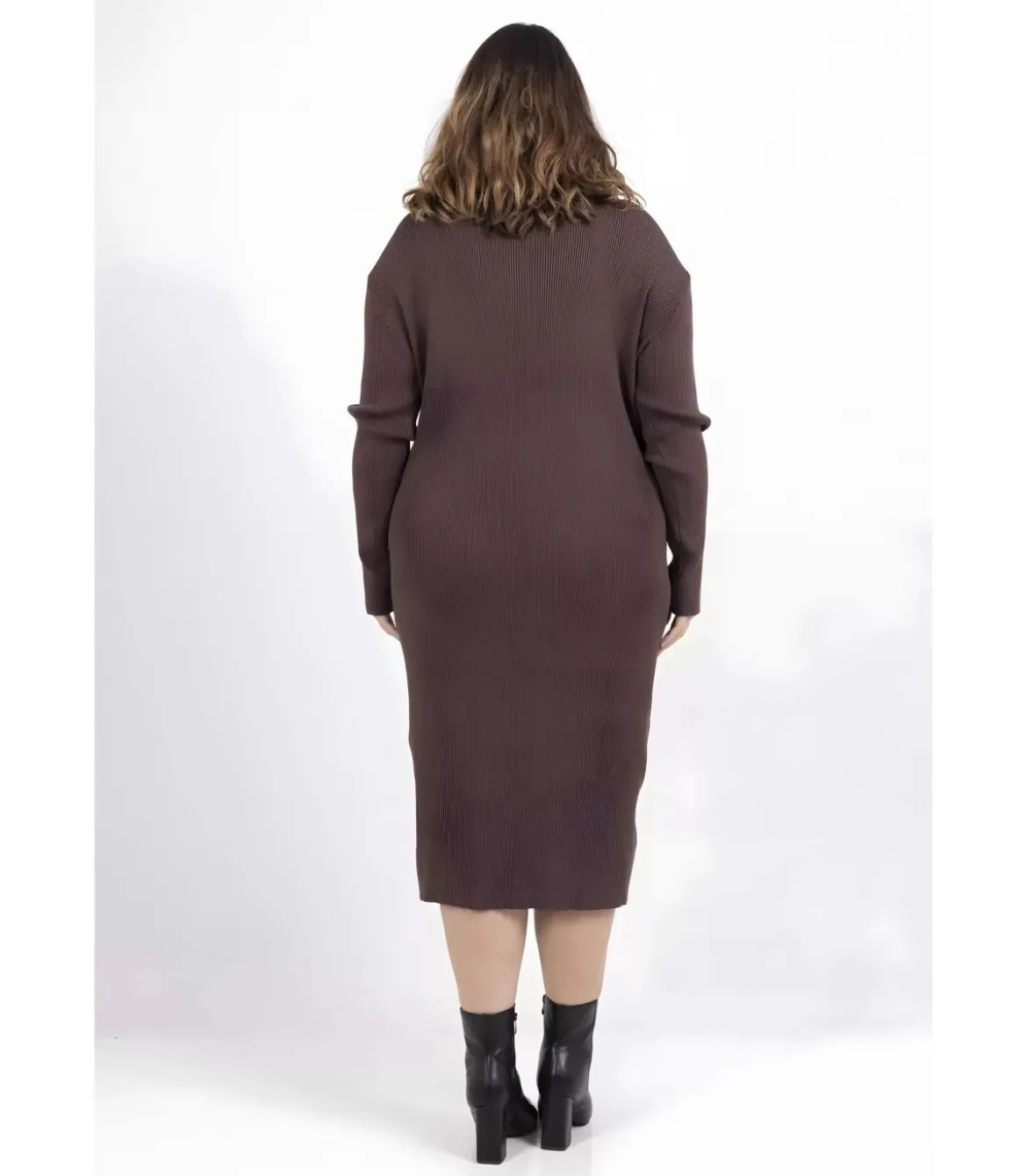 AmyClo ruskea neulemekko strassikauluksella (plus size)