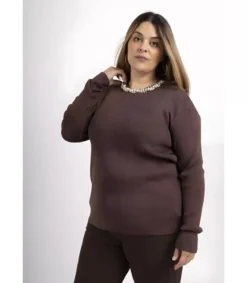 AmyClo ruskea neule strassikauluksella (plus size)