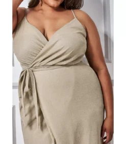 Aprikoosi wrap-look v-maksimekko halkiolla (plus size)
