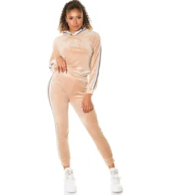 Beige oloasusetti raidoilla