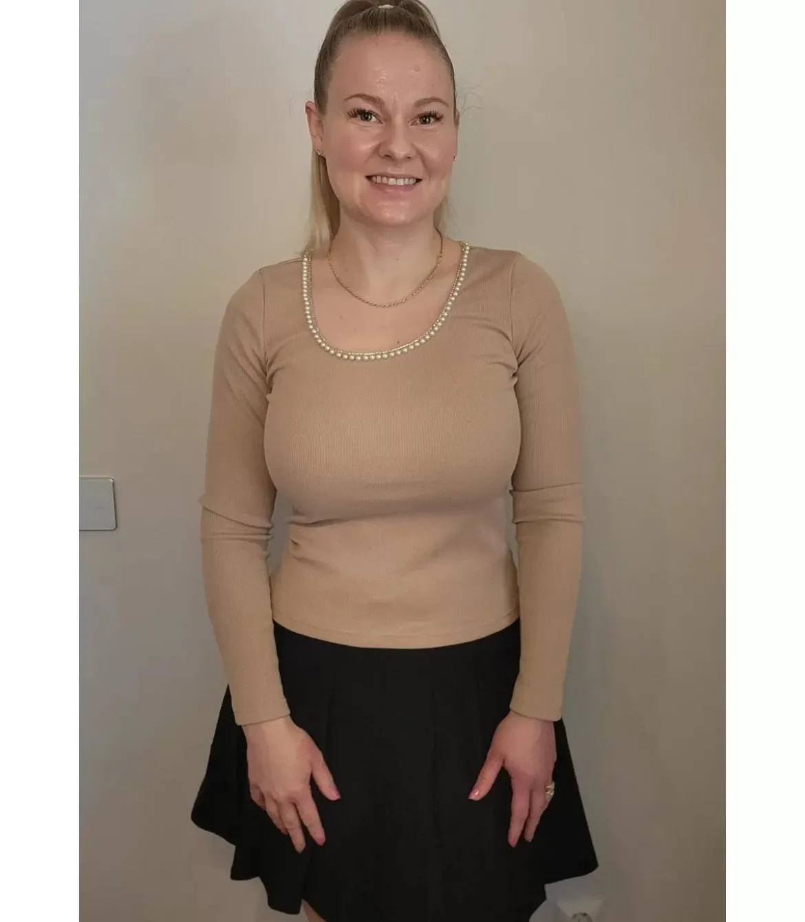 Beige pitkähihainen ribbipaita helmikauluksella