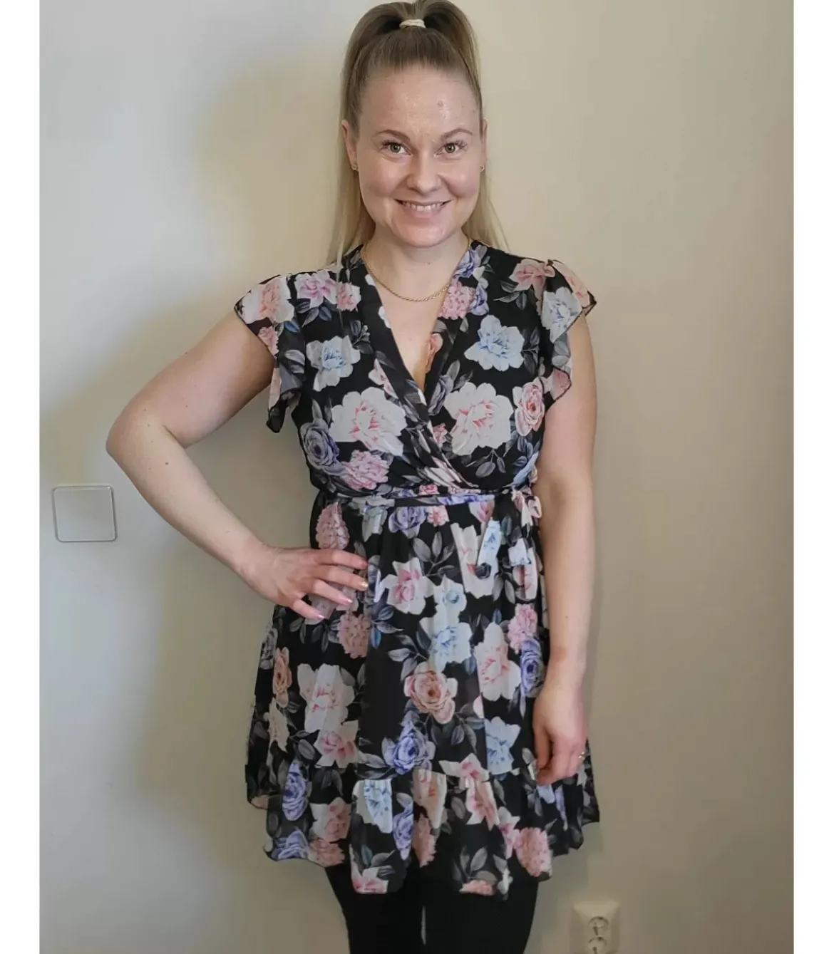 EB musta kukkakuvioinen mekko vyöllä