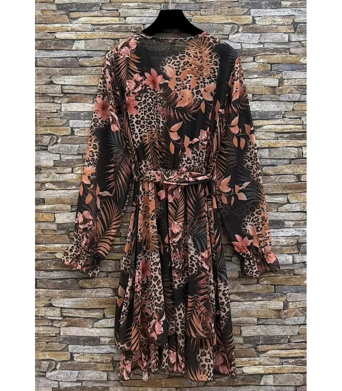 Elle Style Aria musta leo- ja kukkakuvioinen v-mekko vyöllä