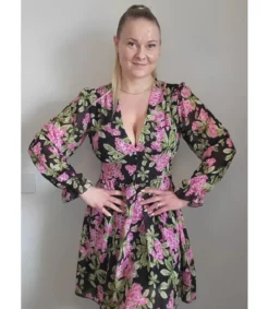 Elle Style Juliette musta kukkakuvioinen mekko helminapeilla
