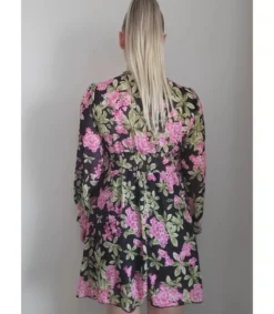 Elle Style Juliette musta kukkakuvioinen mekko helminapeilla