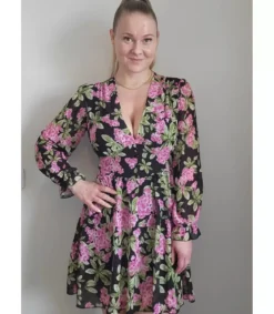 Elle Style Juliette musta kukkakuvioinen mekko helminapeilla
