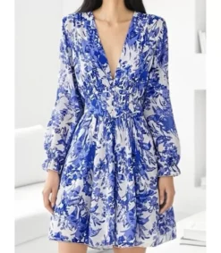 Elle Style Juliette sinivalkoinen kukkakuvioinen mekko helminapeilla