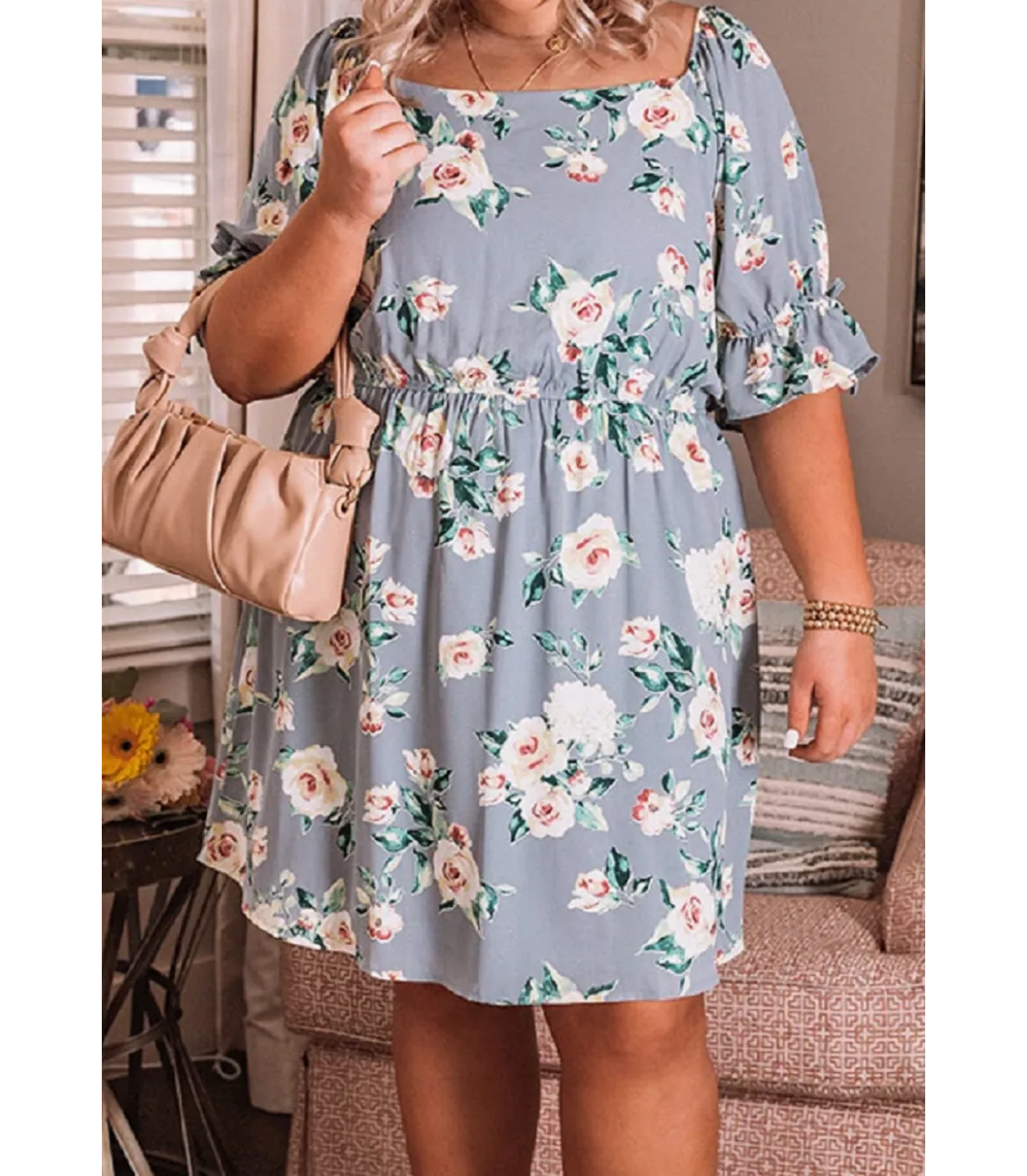 Harmaa kukkakuvioinen mekko (plus size)