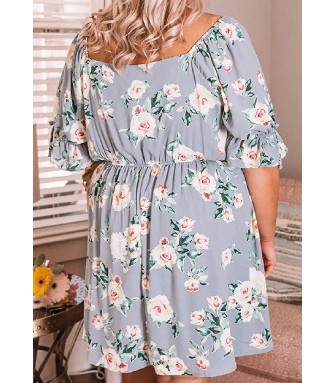 Harmaa kukkakuvioinen mekko (plus size)