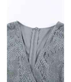 Harmaa pitsinen wrap-look v-mekko vyöllä