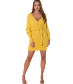Keltainen wrap-look v-neulemekko lepakkohihoilla ja vyöllä