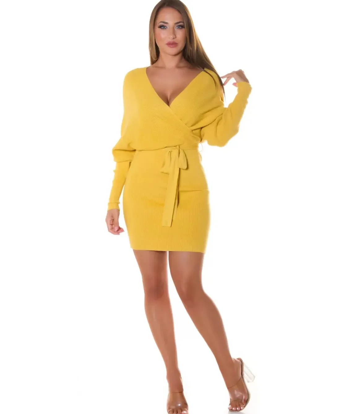 Keltainen wrap-look v-neulemekko lepakkohihoilla ja vyöllä