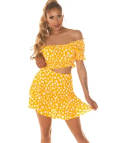 Keltavalkoinen off-shoulder hamesetti