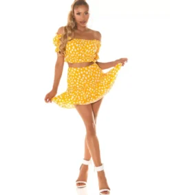 Keltavalkoinen off-shoulder hamesetti
