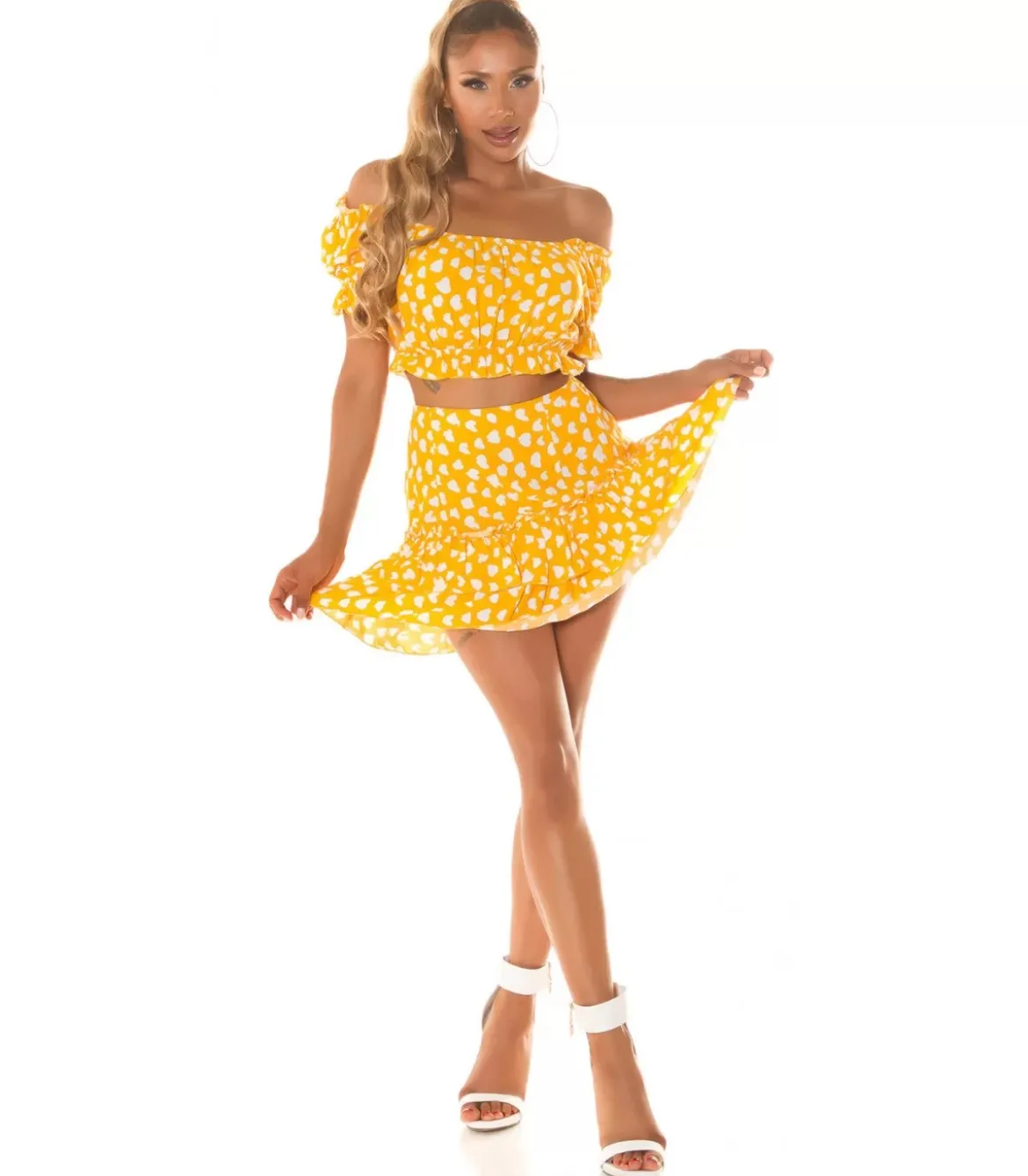 Keltavalkoinen off-shoulder hamesetti