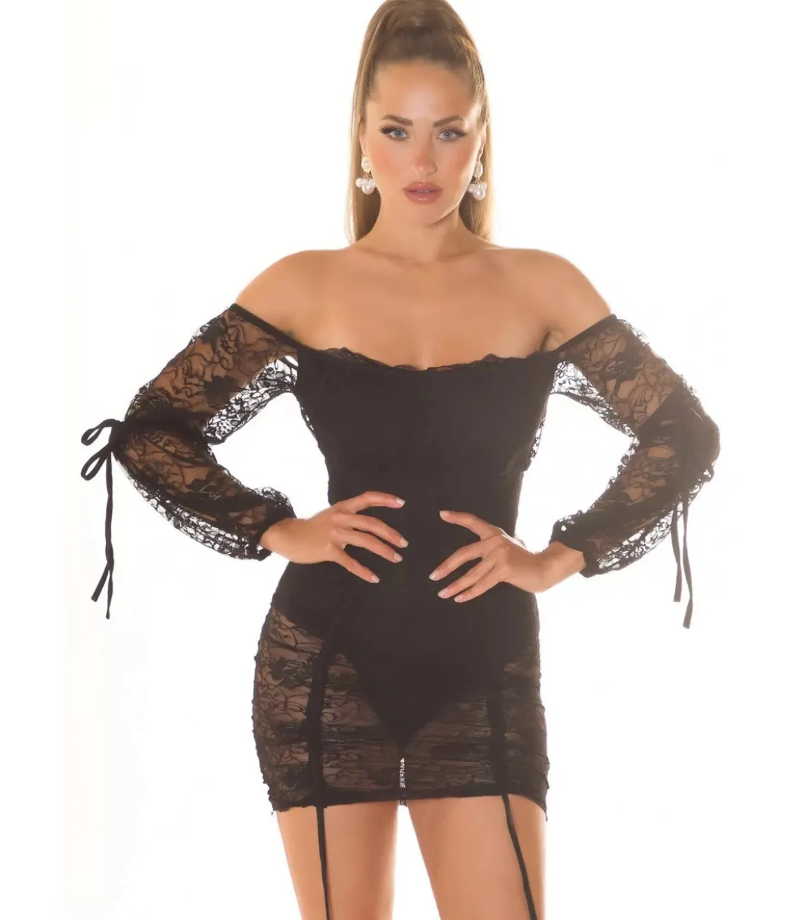 Koucla musta off-shoulder pitsinen bodymekko nauhoilla