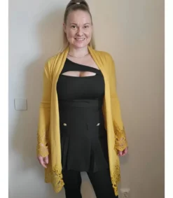 Koucla musta shortsihame napeilla