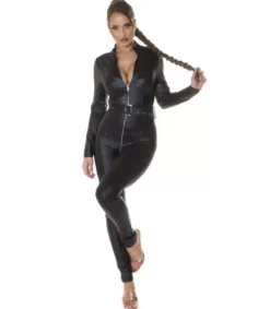 Koucla musta tekonahkainen jumpsuit vetoketjulla ja vyöllä