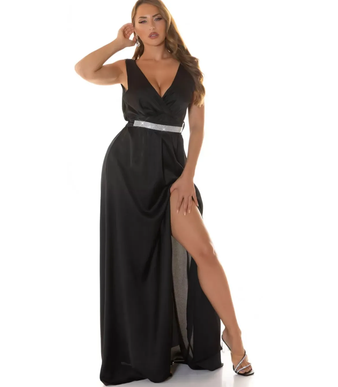 Koucla musta v-satiinimaksimekko halkiolla ja strassivyöllä