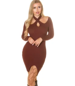 Koucla ruskea off-shoulder ribbineulemekko kurkistusaukolla