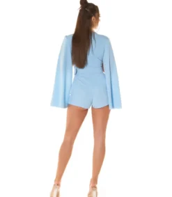 Koucla vaaleansininen shortsihame v-playsuit avohihoilla ja vyöllä