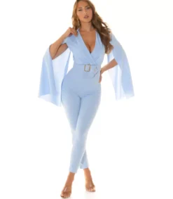 Koucla vaaleansininen v-jumpsuit avohihoilla ja vyöllä