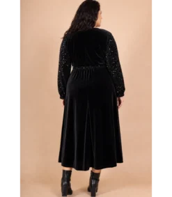 Lilie musta pitkä v-samettimekko paljeteilla ja vyöllä (plus size)