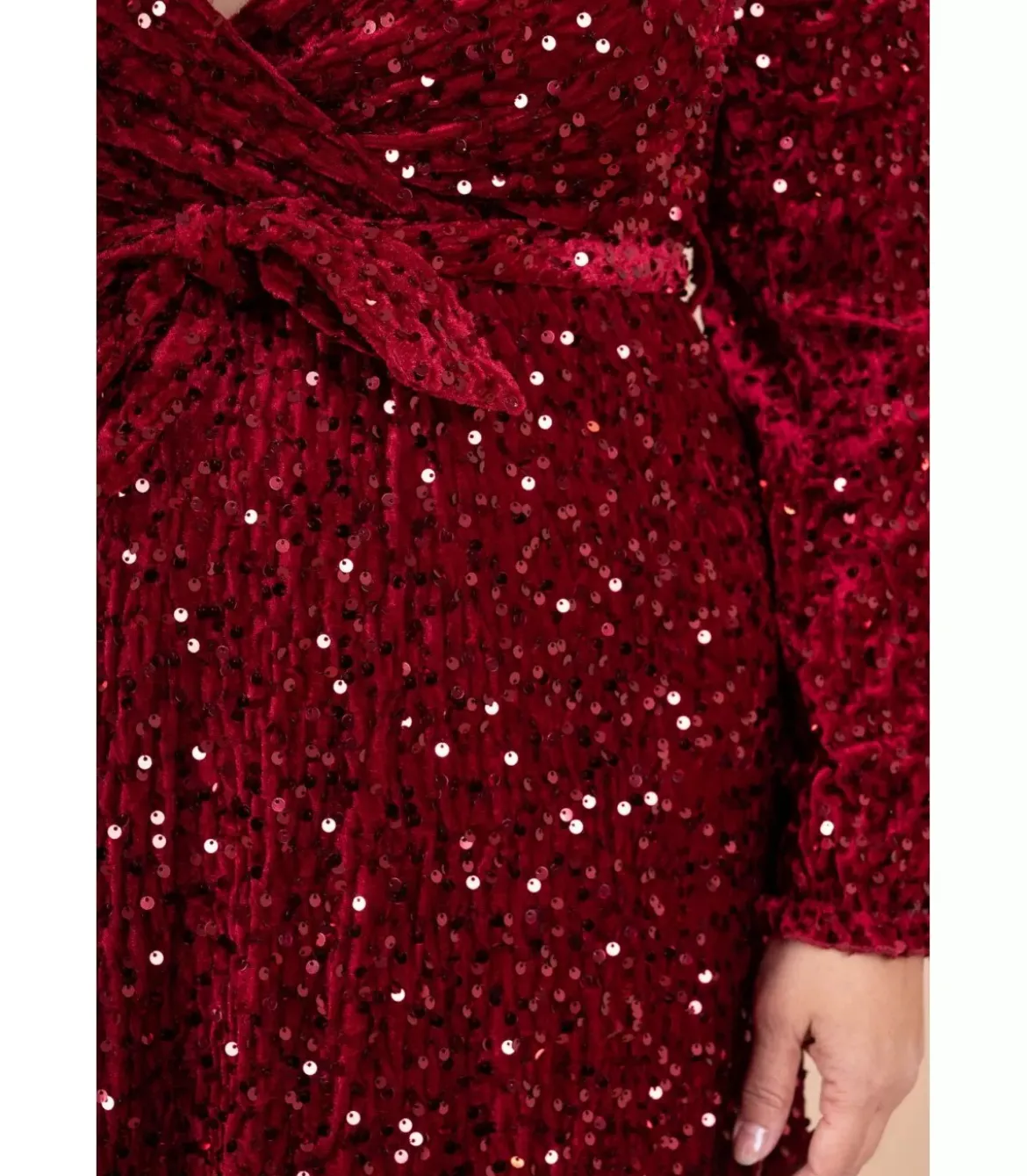 Lilie viininpunainen pitkä v-samettimekko paljeteilla ja vyöllä (plus size)