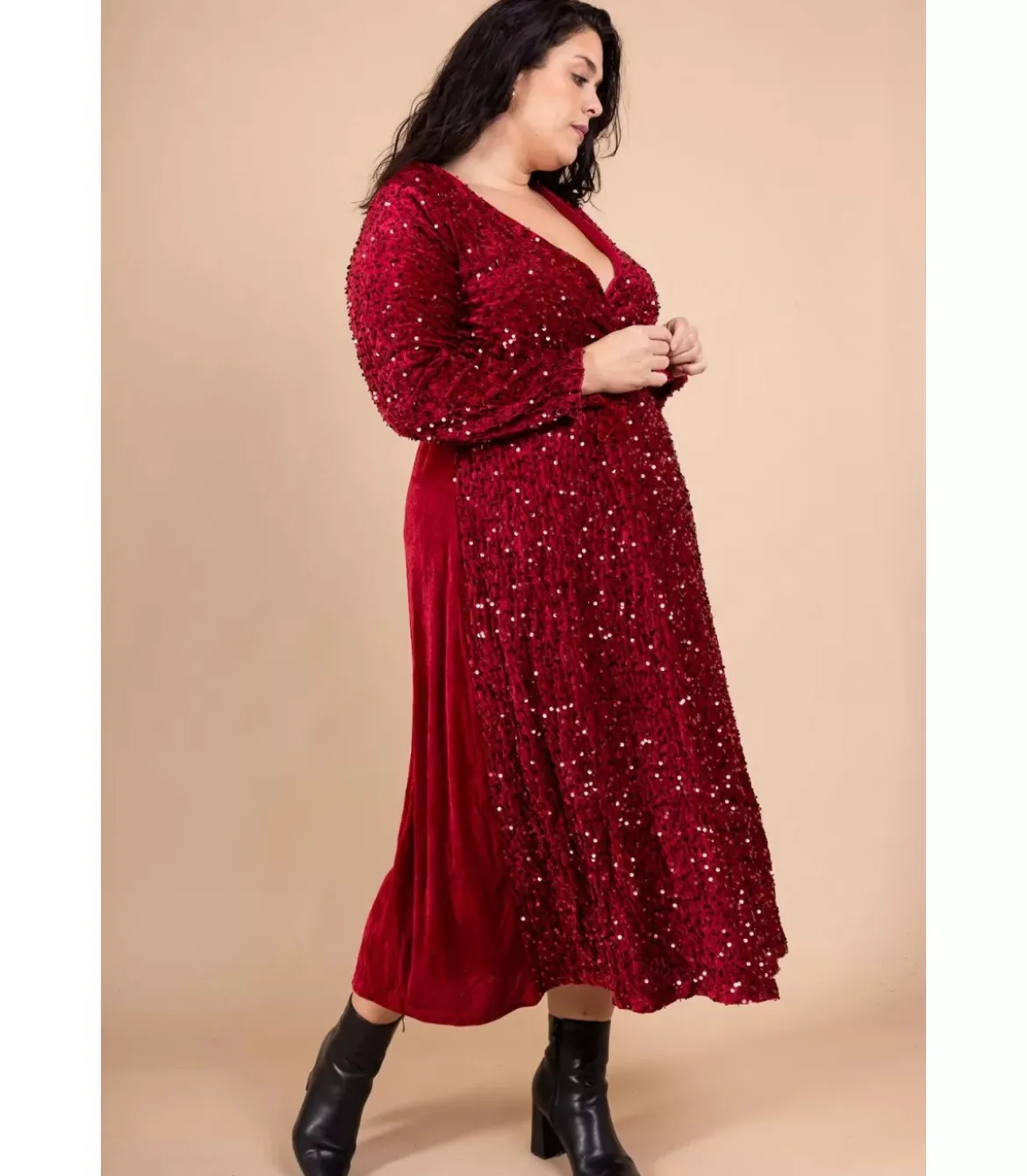 Lilie viininpunainen pitkä v-samettimekko paljeteilla ja vyöllä (plus size)