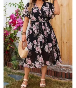 Lyhythihainen musta v-kukkamekko vyöllä (plus size)