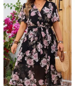 Lyhythihainen musta v-kukkamekko vyöllä (plus size)