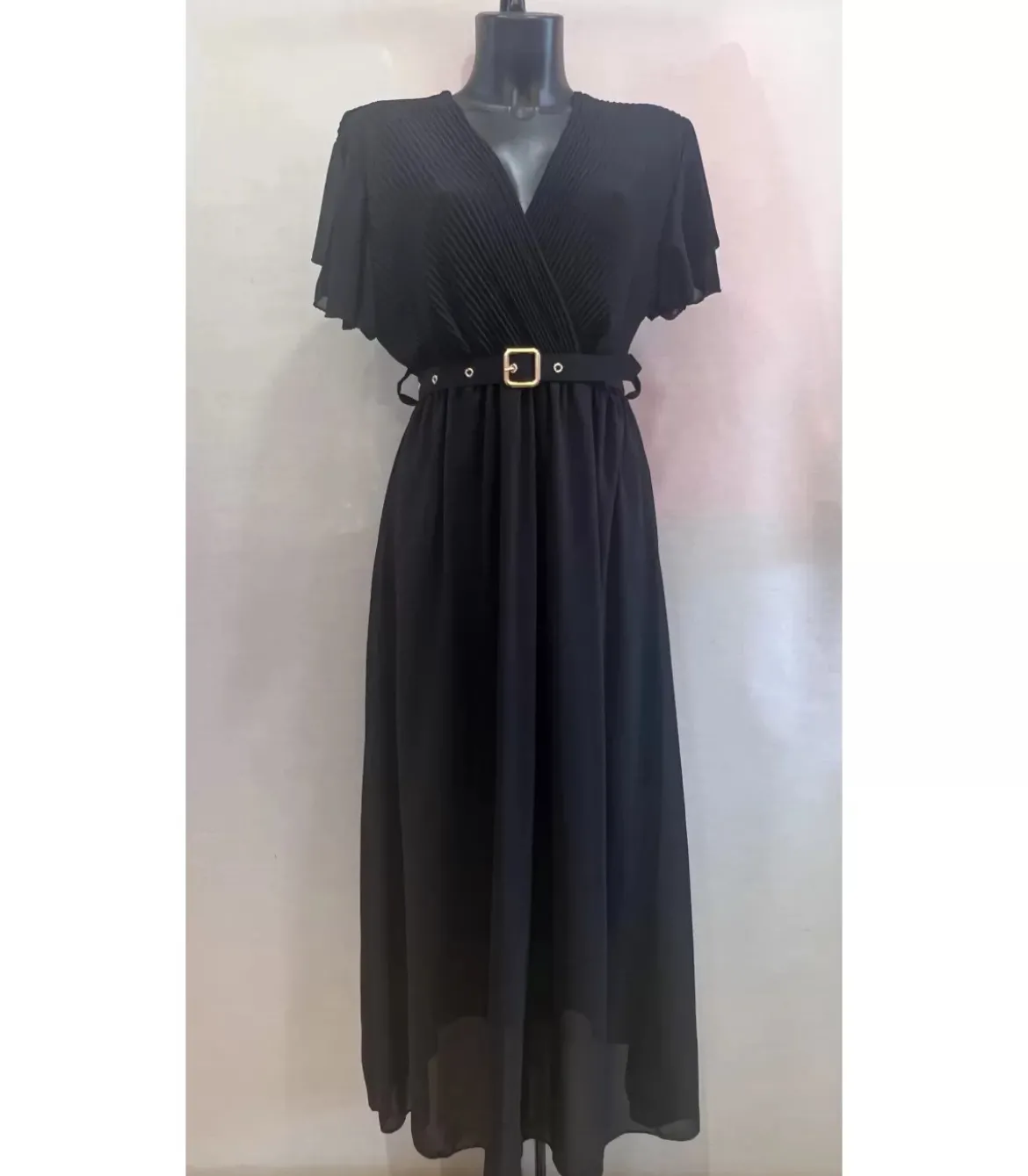 Mily musta lyhythihainen pitkä v-mekko vyöllä (plus size)