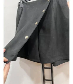 Mily musta shortsihame napeilla (plus size)