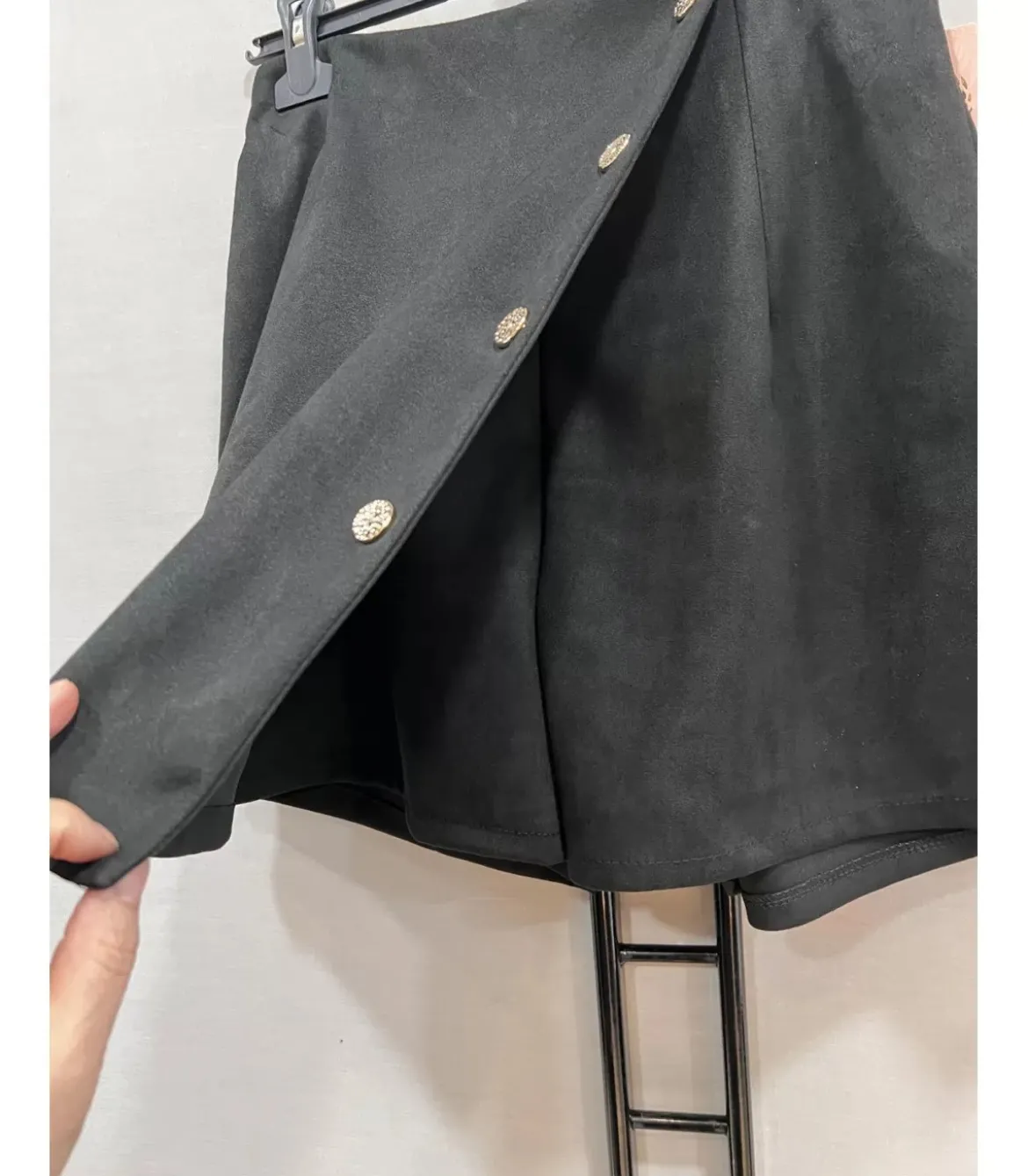 Mily musta shortsihame napeilla (plus size)