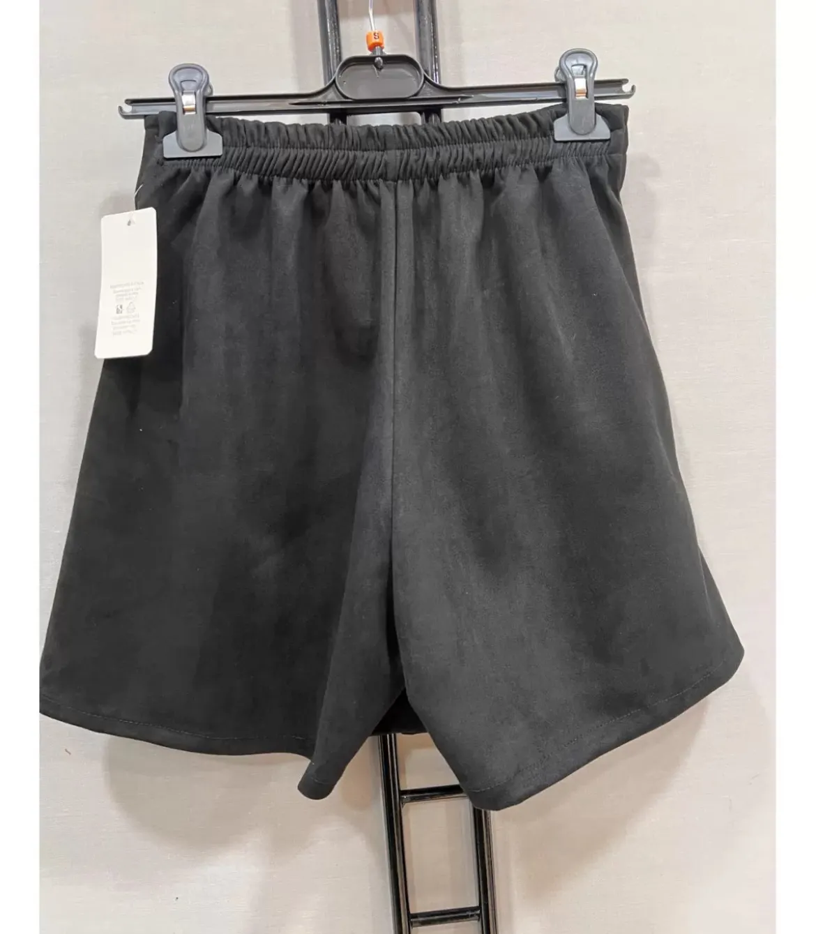 Mily musta shortsihame napeilla (plus size)