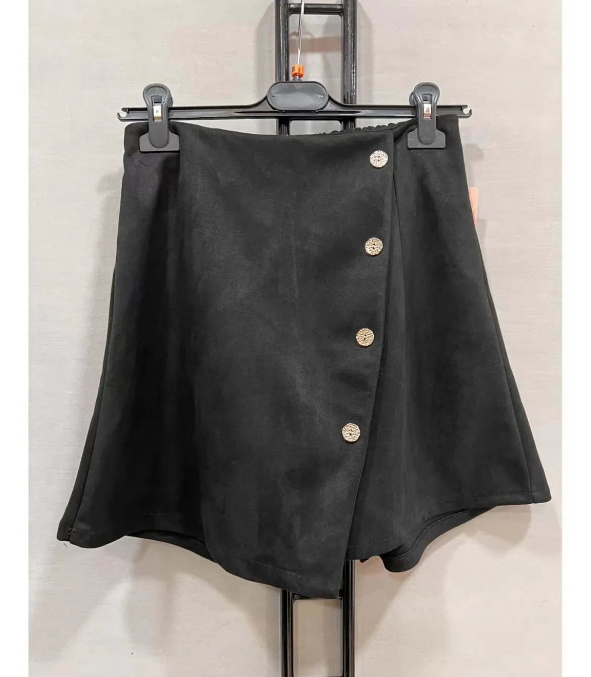 Mily musta shortsihame napeilla (plus size)