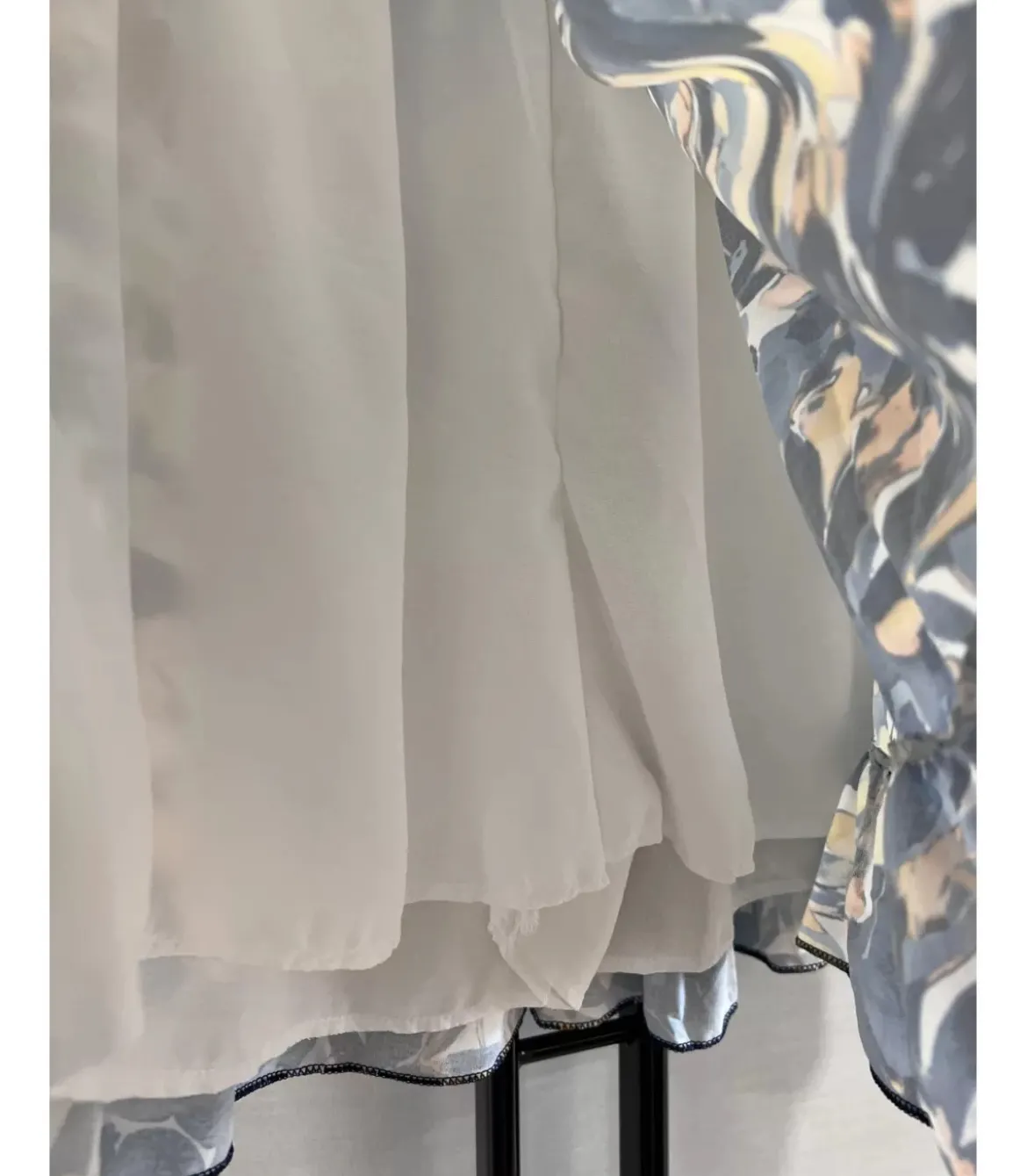 Mily sininen kukkakuvioinen shortsihame (plus size)