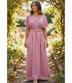 Mily vaaleanpunainen lyhythihainen pitkä v-mekko vyöllä (plus size)