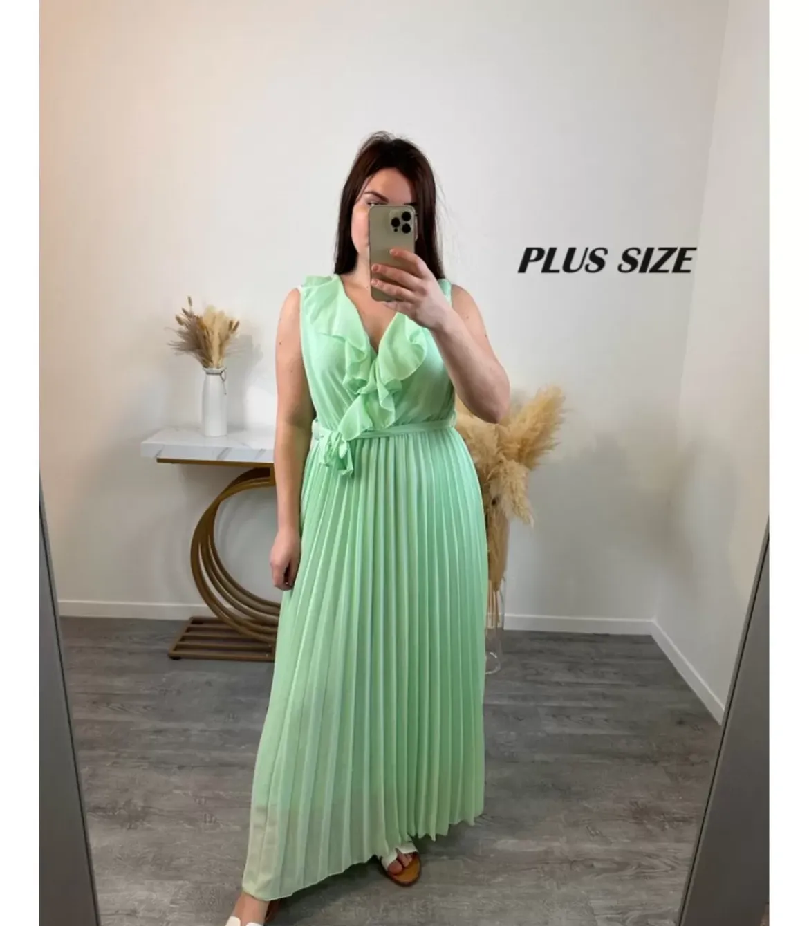 Mily vaaleanvihreä pitkä vekkimekko röyhelöllä (plus size)