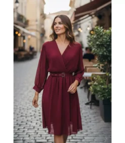 Mily viininpunainen hihallinen v-sifonkimekko vyöllä (plus size)