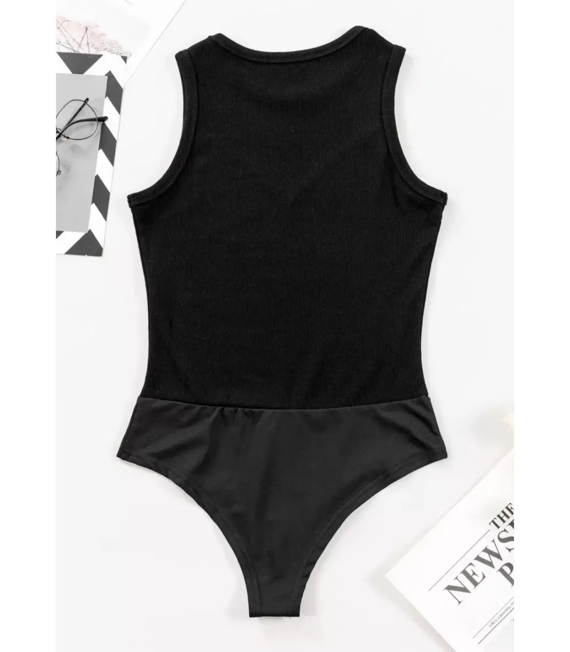 Musta hihaton body mesh pääntiellä
