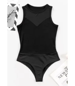 Musta hihaton body mesh pääntiellä