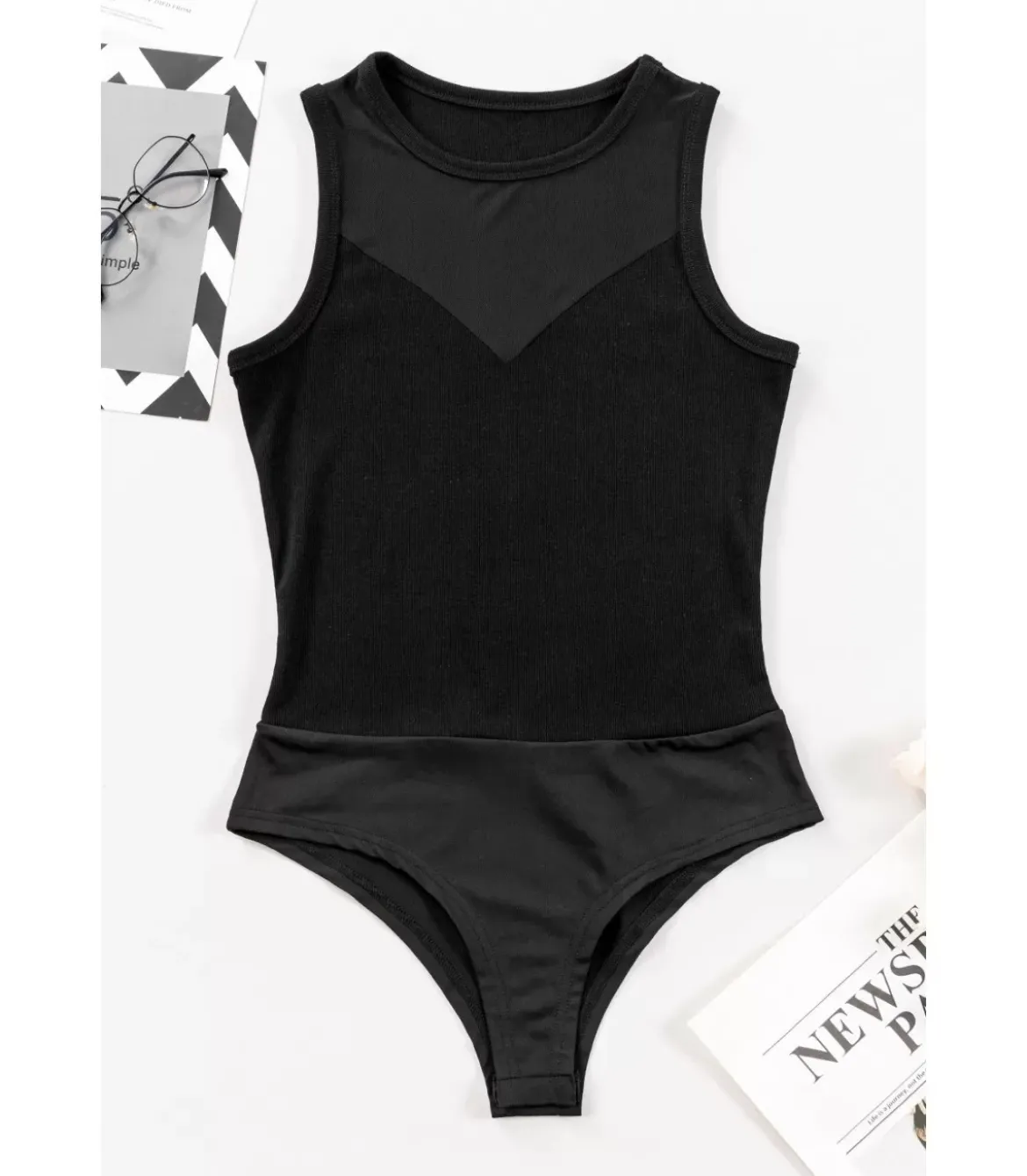 Musta hihaton body mesh pääntiellä