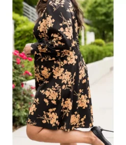 Mustakeltainen kukkakuvioinen mekko kurkistusaukolla (plus size)