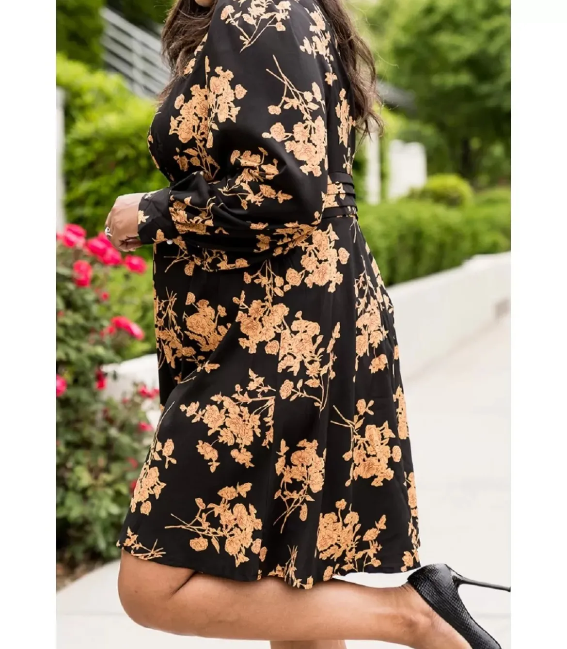 Mustakeltainen kukkakuvioinen mekko kurkistusaukolla (plus size)