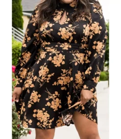 Mustakeltainen kukkakuvioinen mekko kurkistusaukolla (plus size)